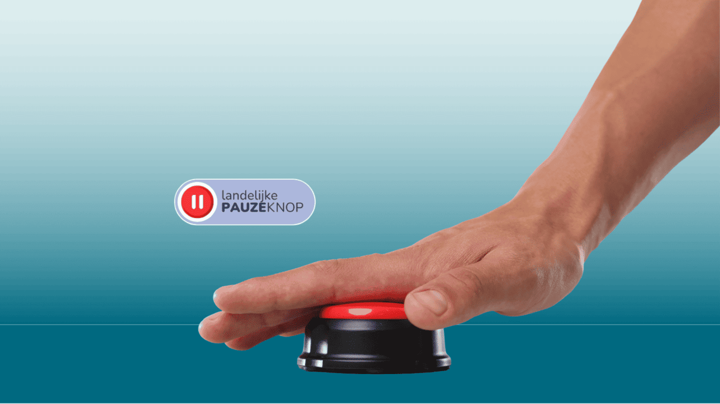 Hand drukt op een rode knop naast het logo van de Landelijke Pauzeknop, als symbool voor het tijdelijk pauzeren van schuldeisers tijdens een schuldhulpproces.
